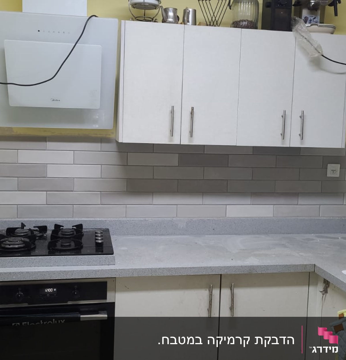 מטבח עם אריחים חדשים, ארונות ומשטח עבודה